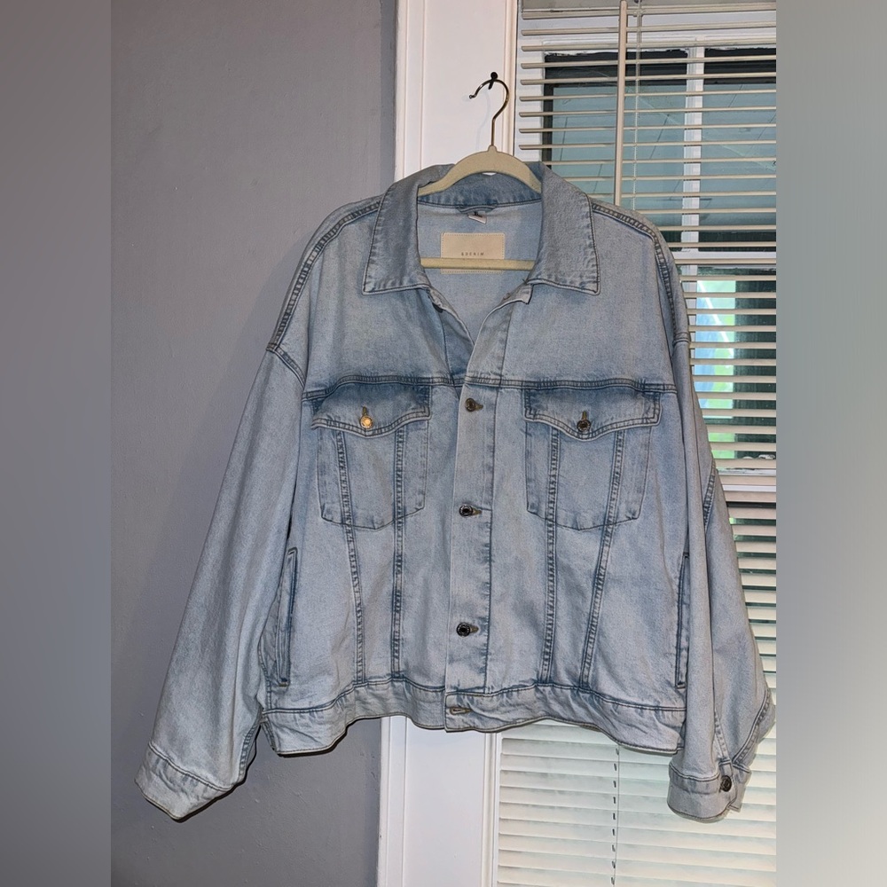 H&M light wash denim jacket - size large